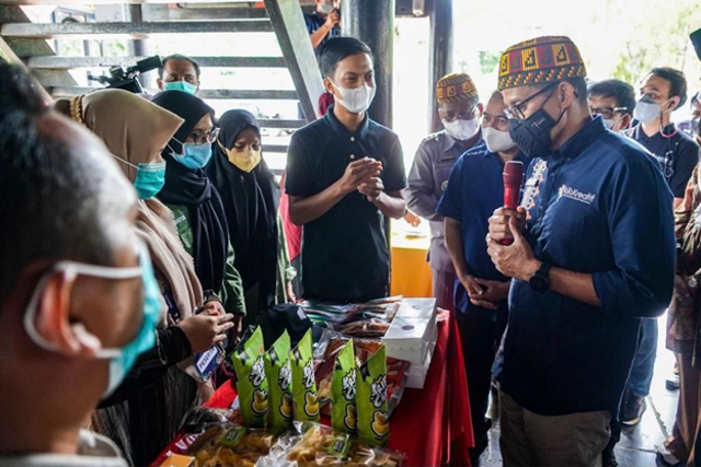 Sandiaga Uno berdialog dengan peserta Workshop Pengembangan Kabupaten/Kota (KaTa) Kreatif Indonesia di Museum Aceh, Banda Aceh. Foto: Dok. Kemenparekraf