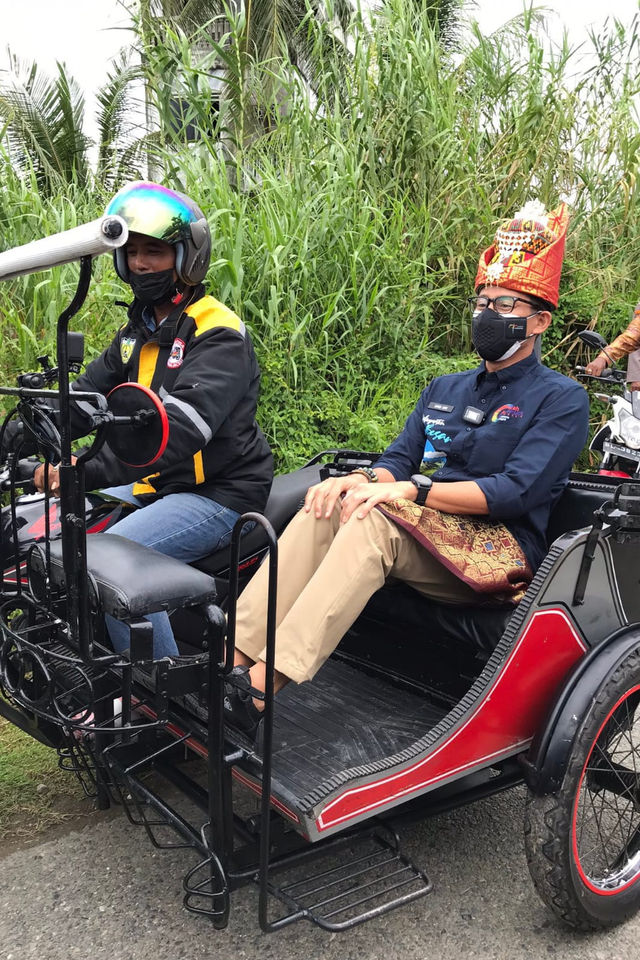 Menparekraf Sandiaga Uno diboncengi becak motor saat memasuki Gampong Nusa, desa wisata di Aceh yang masuk 50 besar ADWI 2021. Foto: Twitter @aceh_disbudpar