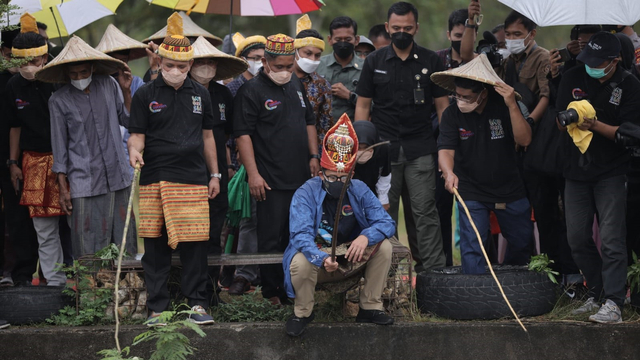 Sandiaga Uno memancing di Gampong Nusa, salah satu Desa Wisata di Aceh. Foto: Abdul Hadi/acehkini