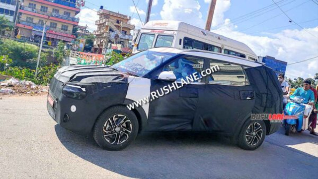 Low MPV Kia KY tepergok sedang uji jalan di India. Foto: dok. Rushlane
