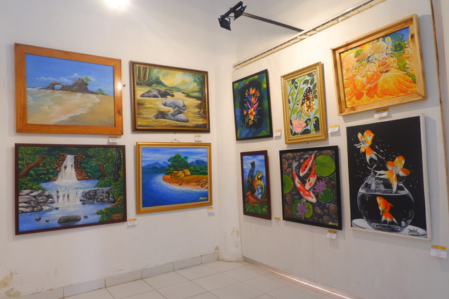Sejumlah karya seni lukis yang terpajang di dinding pameran Gedung Kesenian Lampung, Rabu (20/10) | Foto : Sidik Aryono/Lampung Geh