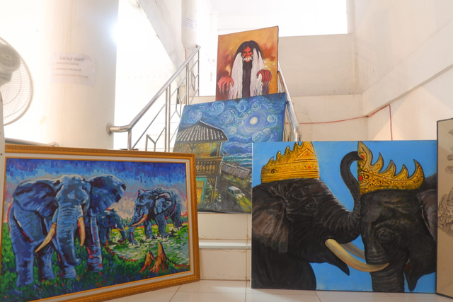 Sejumlah karya seni lukis yang terpajang di dinding pameran Gedung Kesenian Lampung, Rabu (20/10) | Foto : Sidik Aryono/Lampung Geh