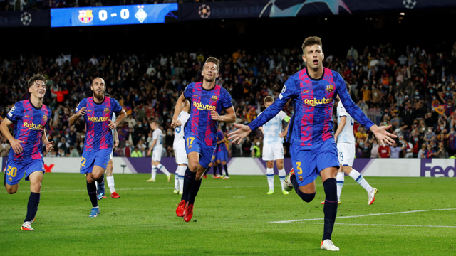 Selebrasi pemain FC Barcelona Gerard Pique usai mencetak gol ke gawang Dynamo Kyiv pada pertandingan Grup E Liga Champions di Camp Nou, Barcelona, Spanyol. Foto: Albert Gea/REUTERS