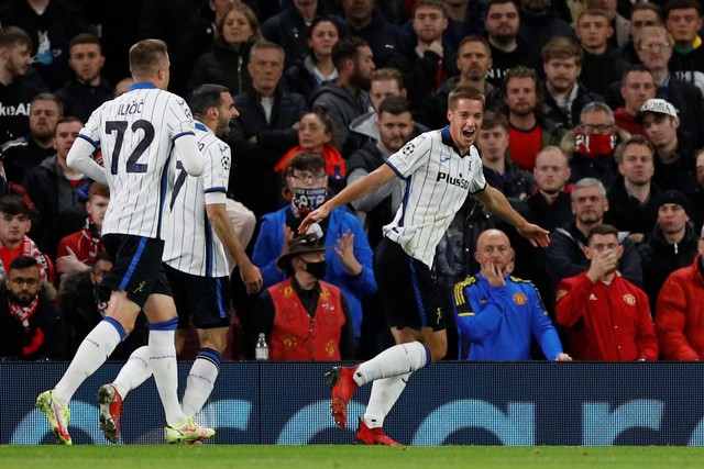 Selebrasi pemain Atalanta usai mencetak gol ke gawang Manchester United pada pertandingan Grup F Liga Champions di Old Trafford, Manchester, Inggris. Foto: Phil Noble/REUTERS