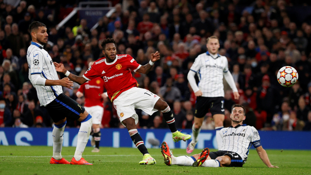 Pemain Manchester United Fred menendang bola ke arah gawang Atalanta pada pertandingan Grup F Liga Champions di Old Trafford, Manchester, Inggris. Foto: Phil Noble/REUTERS