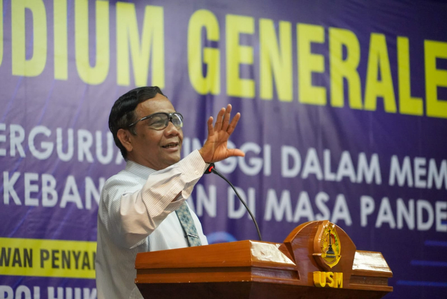 Menko Polhukam Mahfud MD menyampaikan kuliah umum di Universitas Semarang. Foto: Dok. Humas Kemenko Polhukam