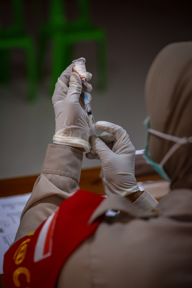 Petugas vaksinasi massal bersiap untuk menyuntikkan vaksin ke warga di gedung Banda Aceh Convention Hall. Foto: Abdul Hadi/acehkini
