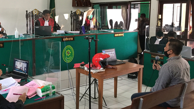 Aiptu Y Tomi Astanto, anggota Satreskrim Polresta Yogyakarta menjadi saksi dalam sidang kasus sate sianida dengan terdakwa Nani Aprilliani Nurjaman (25) di PN Bantul.  Foto: Arfiansyah Panji Purnandaru/kumparan