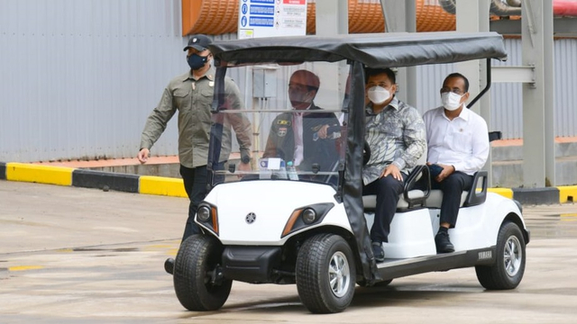 Haji Isam (kedua dari kanan) menyupiri Presiden Jokowi di Pabrik Biodiesel PT Jhonlin Agro Raya di Kalsel. Foto: Muchlis Jr/Biro Pers Sekretariat Presiden