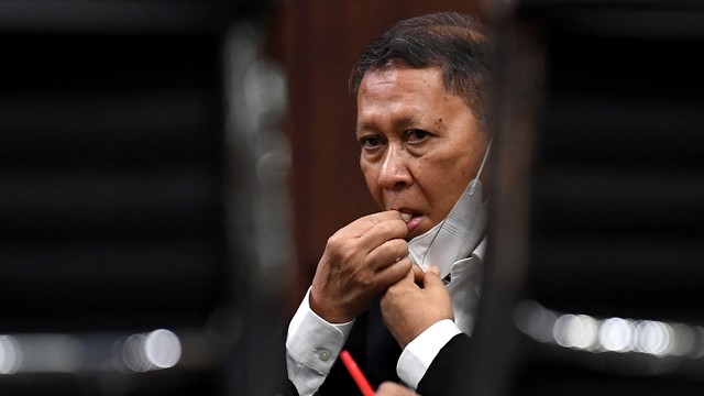 Terdakwa kasus dugaan korupsi pengadaan tiga unit Quay Container Crane (QCC) di PT Pelindo II pada tahun 2010, Richard Joost Lino bersiap menjalani sidang. Foto: ANTARA FOTO/Sigid Kurniawan