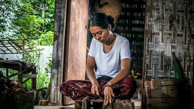Ni Ika Arista sedang membuah sebuah keris. Foto: Dokumen Pribadi