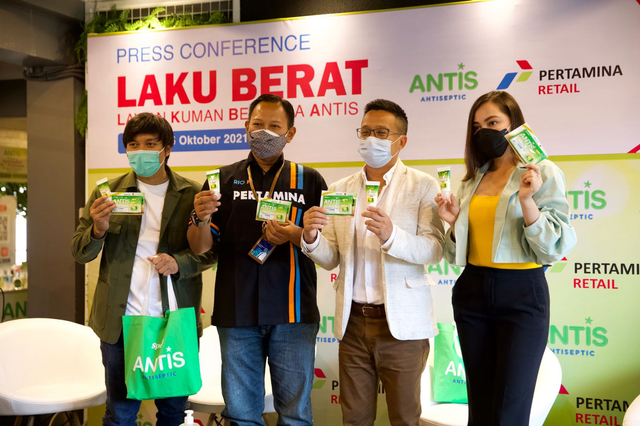 Dari kiri, Pakar Otomotif, Ridwan Hanif, VP Marketing & Operation PT Pertamina Retail, Bayu Prasetyo, Chief Sales & Marketing Officer Enesis Group, Ryan Tirta Yudhistira, dan Puteri Indonesia Lingkungan 2019, Jolene Marie di Press Conference ‘Lawan Kuman Bersama Antis (LAKU BERAT)’ di Pertamina HUB SPBU MT Haryono, pada Jumat (15/10). Foto: Dokumentasi Antis