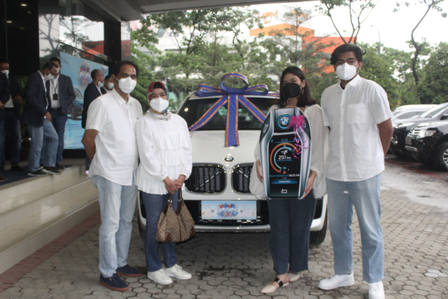 Salsabila (22) menerima hadiah BMW X3 dari program BritAma FSTVL. Foto: Dokumentasi BRI.
