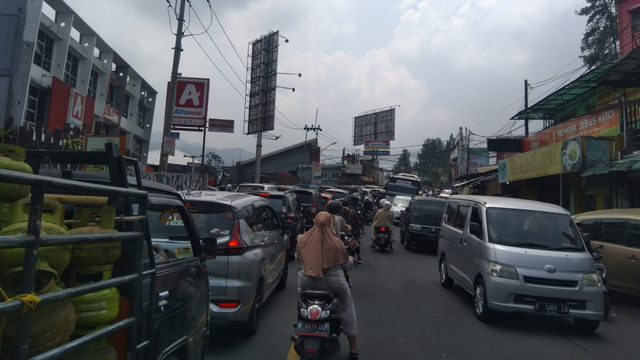 Arus lalu lintas di kawasan Puncak macet meski bukan hari libur.  Foto: Dok. Istimewa