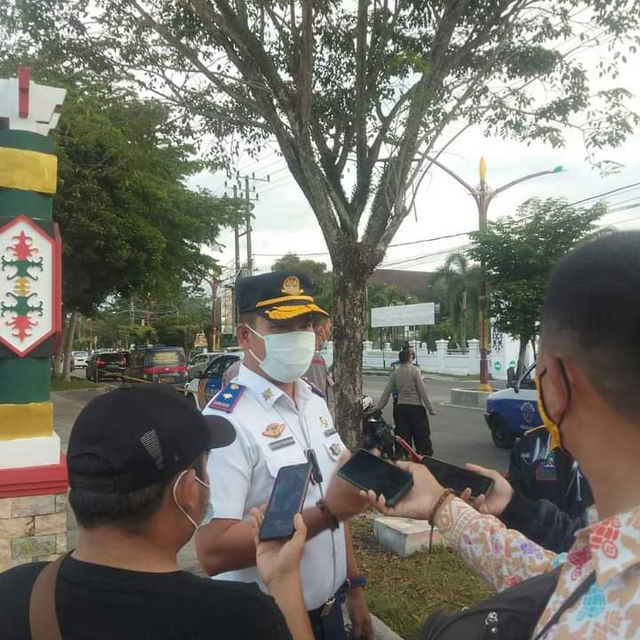Kadishub Kota Palangka Raya, Alman Pakpahan saat diwawancarai sejumlah awak media.
