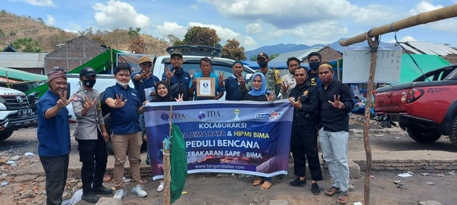 Para pengurus TDA Bima dan HIPMI saat menyampaikan bantuan.