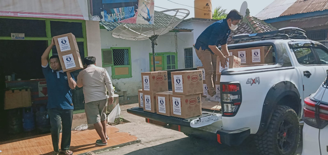 Mengangkut bantuan pada korban kebakaran.
