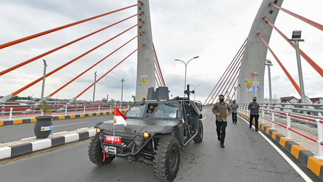 Presiden Joko Widodo menaiki kendaraan taktis (rantis) P6 ATAV V1 di Jembatan Sei Alalak Kota Banjarmasin, Kalimantan Selatan, Kamis (21/10). Foto: Agus Suparto/Istana Presiden