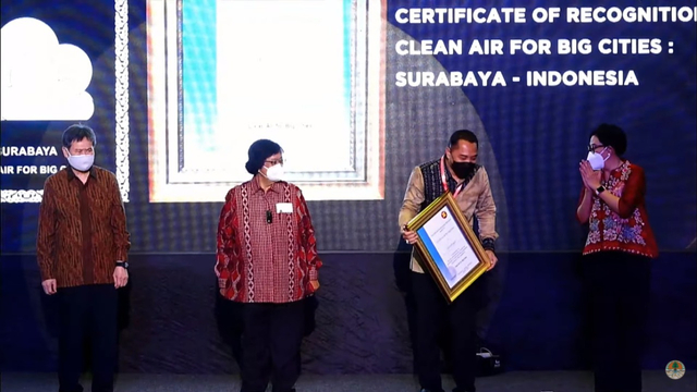 Wali Kota Surabaya Eri Cahyadi saat menerima penghargaan ASEAN Environtmentally Sustainable City (ESC) kategori Udara Terbersih Kota Besar, Kamis (21/10) kemarin. Foto: Humas Pemkot Surabaya