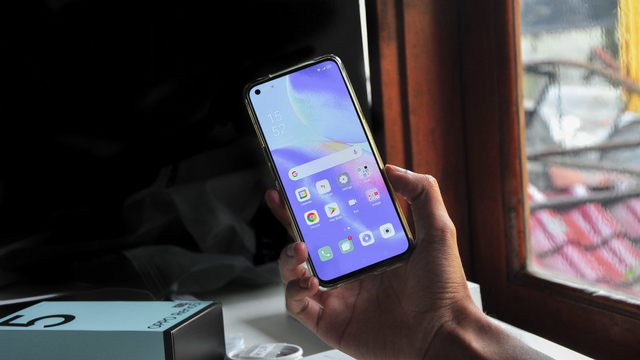 Ilustrasi menggunakan smartphone. Foto: Kevin S. Kurnianto/kumparan