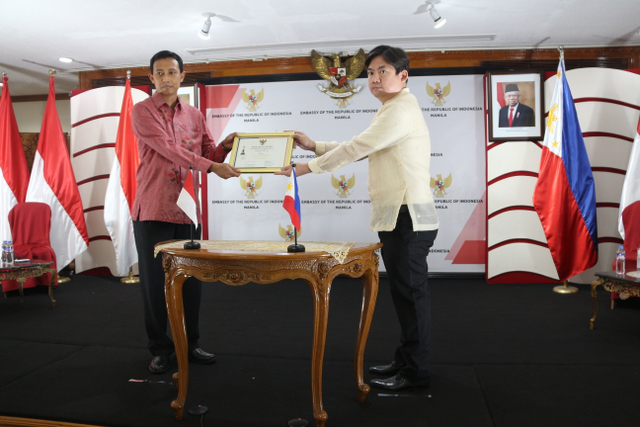 KUAI KBRI Manila Menyerahkan Penghargaan