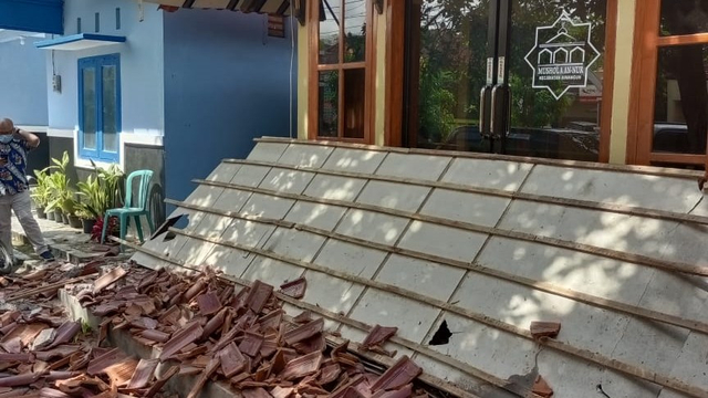 Atap bagian teras gedung musala An Nur di Kecamatan Binangun, Kabupaten Blitar, ambruk usai gempa di barat daya Kabupaten Malang, Jawa Timur, Jumat (22/10). Foto: Dok. Istimewa