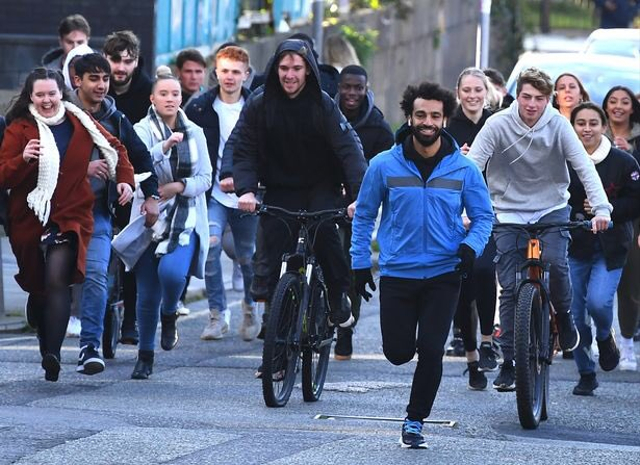 Mohamed Salah sedang syuting. Foto: Twitter/@DaveOCKOP