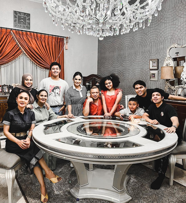 Potret Aurel Hermansyah dan Atta Halilintar berkumpul bersama keluarga Krisdayanti dan Raul Lemos. Foto: Instagram/attahalilintar