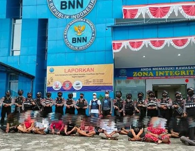 Bandar narkoba bersama 22 pengguna narkotika saat diamankan di halaman kantor BNNP Kalteng.