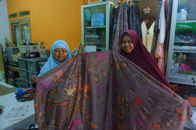 Pengrajin ecoprint memamerkan hasil karyanya. Sumber: Genta Alam Putra