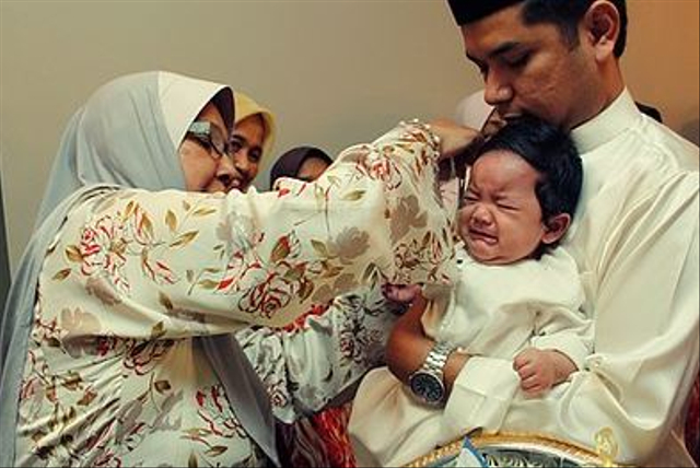 Ilustrasi doa mencukur rambut saat aqiqah (Sumber: Flickr)