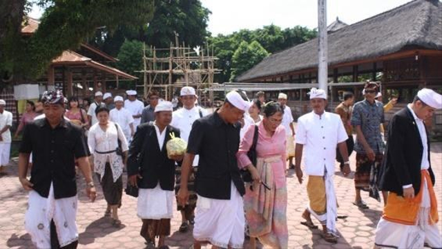 Sukmawati Soekarnoputri saat mengikuti upacara agama Hindu di Bali. Foto: Dok. Istimewa
