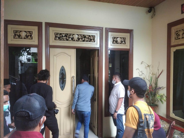 Penyidik Polda saat mendatangu kediaman Wahda Z Imam. Foto: Istimewa