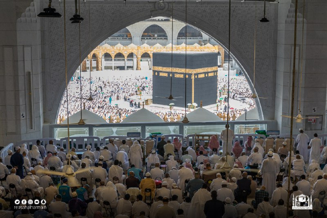 Hanya jemaah umrah yang boleh berada di sekitar Ka'bah. Jemaah selain umrah berada di dalam masjid. Foto: Dok. gph.gov.sa