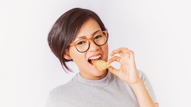 Ilustrasi ibu suka ngemil karena gagal diet setelah melahirkan Foto: Shutter Stock