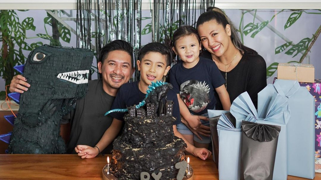 Sharen Delon dan keluarga. Foto: Instagram/@mrssharena