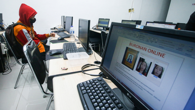 Pegawai PT Ant Information Consulting (AIC) saat penggerebekan kantor pinjaman online ilegal di Kelapa Gading, Jakarta, Senin (18/10).  Foto: Rivan Awal Lingga/ANTARA FOTO