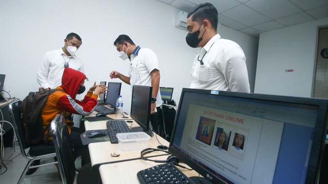 Polisi menginterogasi pegawai PT Ant Information Consulting (AIC) saat penggerebekan kantor pinjaman online ilegal di Kelapa Gading, Jakarta, Senin (18/10/2021). Foto: Rivan Awal Lingga/ANTARA FOTO