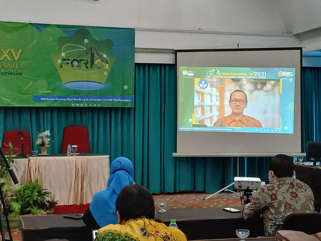 Narasumber tengah menyampaikan materi pada Temu Nasional XV Forum Pendidikan Tinggi Teknik Elektro Indonesia (FORTEI) yang dilaksanakan secara hibrid (daring dan luring) dari tanggal 21-22 Oktober 2021.