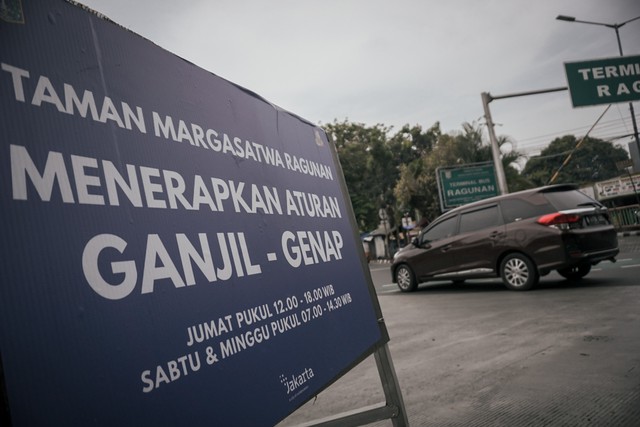 Penerapan ganjil genap di depan pintu masuk Taman Margasatwa Ragunan, Jakarta, Sabtu (23/10).  Foto: Jamal Ramadhan/kumparan