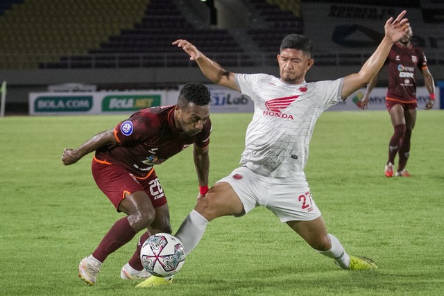 Pemain Borneo FC Terens Puhiri berusaha melewati pemain PSM Makassar Zikri Akbar pada pertandingan lanjutan Liga 1 di Stadion Manahan, Solo, Jawa Tengah, Jumat (22/10).  Foto: Mohammad Ayudha/ANTARA FOTO