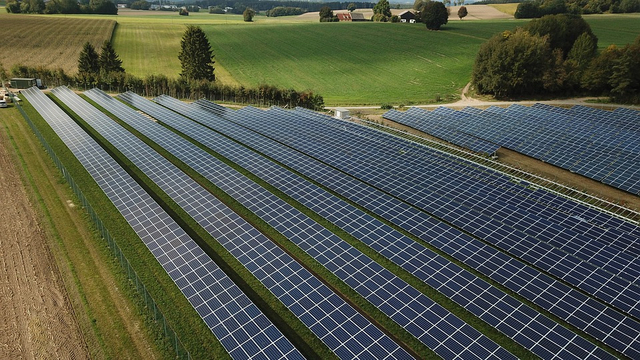 https://cdn.pixabay.com/photo/2019/10/04/09/47/photovoltaic-4525178_960_720.jpg