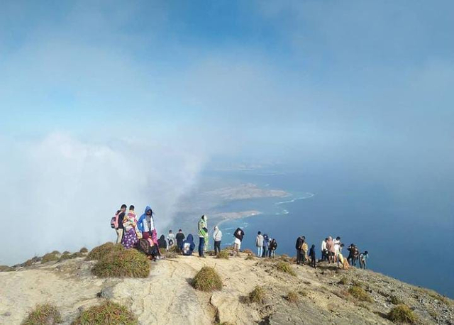 Para pendaki di Gunung Ile Lewotolok. Sumber foto: istimewa.