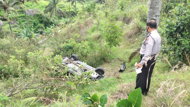 Gagal Menanjak, BMW X5 Terjun Bebas ke Jurang di Ponorogo