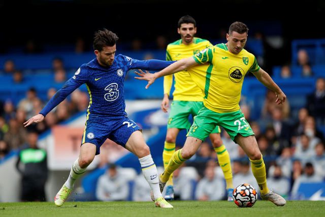 Pemain Chelsea Ben Chilwell berebut bola dengan pemain Norwich City pada pertandingan lanjutan Liga Inggris di Stamford Bridge, London, Inggris. Foto: Andrew Boyers/REUTERS