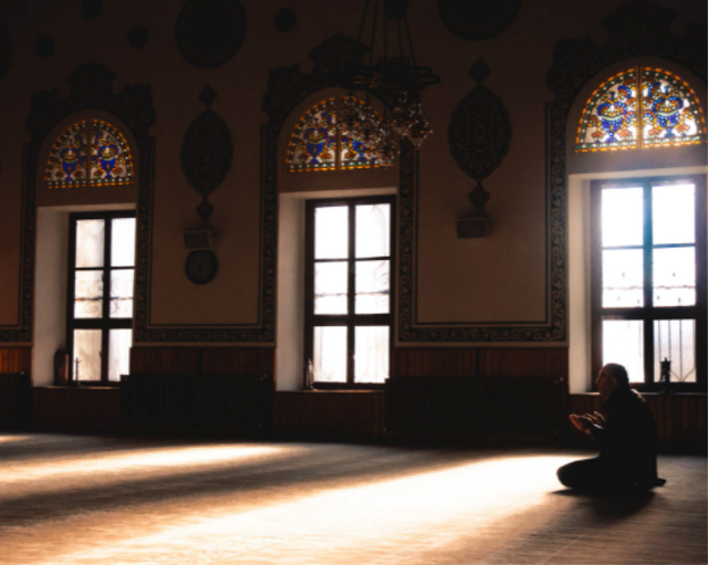 Ilustrasi Arti Allahumma inna nas aluka salamatan fiddin. Sumber: Ali Arapoğlu-Pexels.com