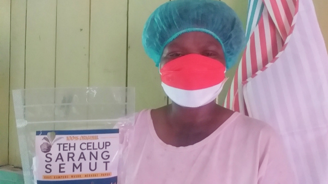 Emeliana Gebze, Ketua Kelompok Usaha Nduger penghasil teh celup sarang smut. (BumiPapua.com/Abdel Syah) 