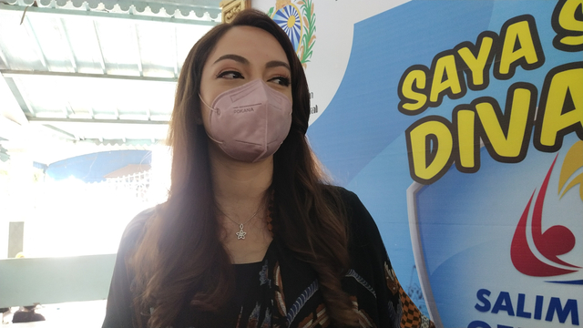 dr Reisa Broto Asmoro saat meninjau vaksinasi di Keraton Kasunanan Solo, Sabtu (23/10/2021). FOTO: Tara Wahyu