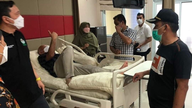 Sekda Aceh menguji kenyamanan tempat tidur saat memantau pelayanan kesehatan di RSUDZA Banda Aceh.  