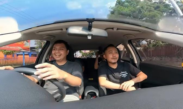 Firza Valaza dibelikan mobil mewah oleh Yudi Crazy Rich Kediri (Foto: YouTube Crazy Rich Kampoeng)